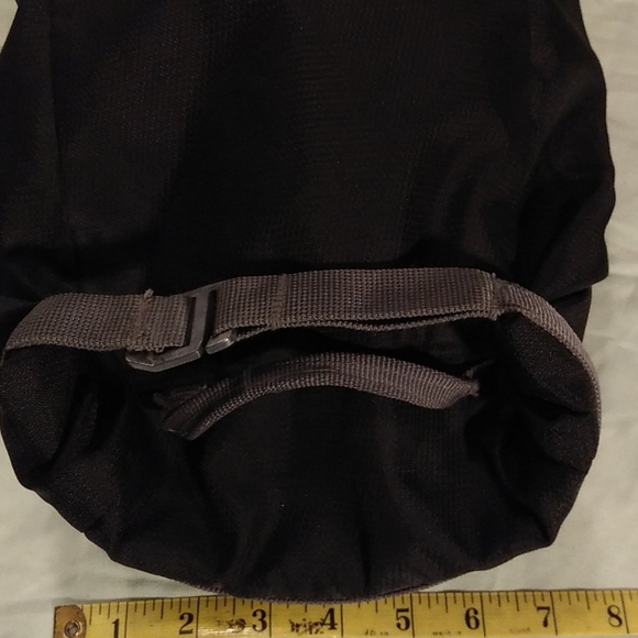 Thule Top-Load Bag W/ Zipper & reinforced window - Picture 8 of 9